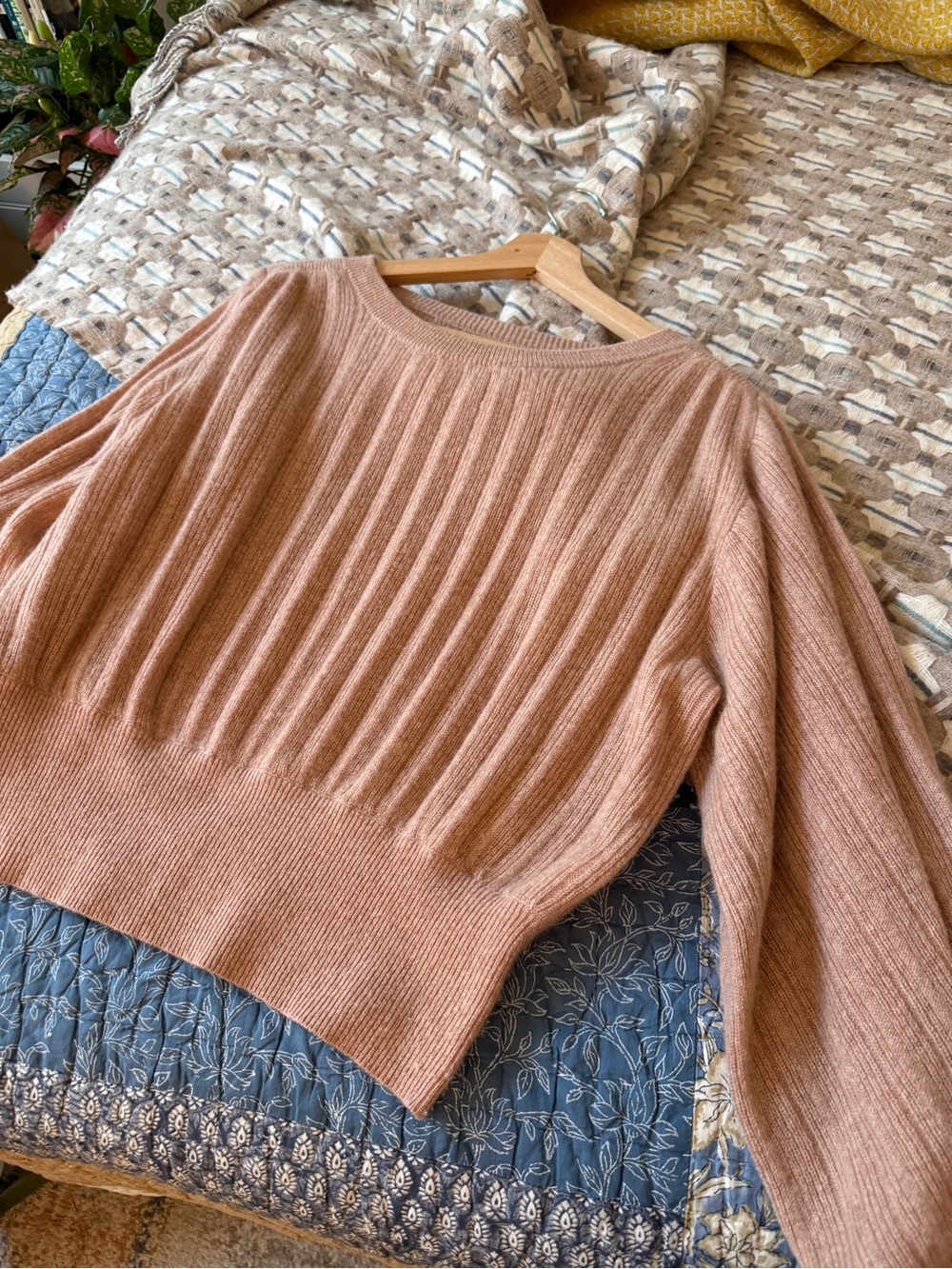 100% Cashmere puffy sleeved sweater in dusty rose